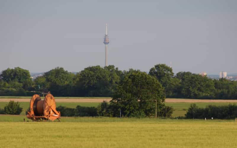 Feld bei Untermichelbach mit Rasensprenger und Nürnberger Fernsehturm