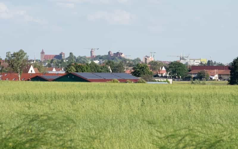Blick Richtung Nürnberger Burg über Felder des Knoblauchsland