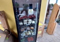 Automat, SB-Hofladen oder Verkaufsstand von Hofmanns Hofladen - SB-Kühlschrank
