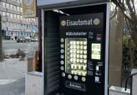 Automat, SB-Hofladen oder Verkaufsstand von Eis im Glück Eisautomat