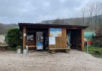 Automat, SB-Hofladen oder Verkaufsstand von Milchtankstelle Dorfhaus