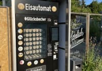 Automat, SB-Hofladen oder Verkaufsstand von Eis im Glück Eisautomat