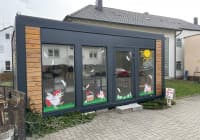 Automat, SB-Hofladen oder Verkaufsstand von Freilandeier Hühnermobil Familie Lauerhaas