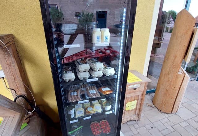 Hofmanns Hofladen - SB-Kühlschrank in Abenberg Automat, SB-Hofladen oder Verkaufsstand von Hofmanns Hofladen - SB-Kühlschrank in Abenberg
