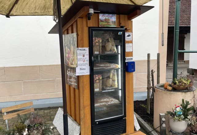 Streuobstwiesen-Säfte vom Hof - Familie Leuthäußer in Marloffstein Automat, SB-Hofladen oder Verkaufsstand von Streuobstwiesen-Säfte vom Hof - Familie Leuthäußer in Marloffstein