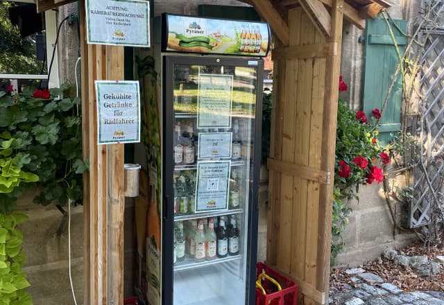 Pyraser Landbrauerei - Kühlschrank in Pyras, Thalmässing Automat, SB-Hofladen oder Verkaufsstand von Pyraser Landbrauerei - Kühlschrank in Pyras, Thalmässing