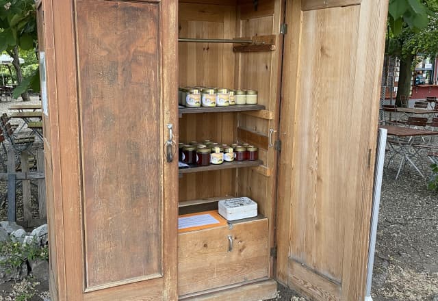 Honigschrank - Imkerei Gernot Kral in Atzelsberg, Marloffstein Automat, SB-Hofladen oder Verkaufsstand von Honigschrank - Imkerei Gernot Kral in Atzelsberg, Marloffstein
