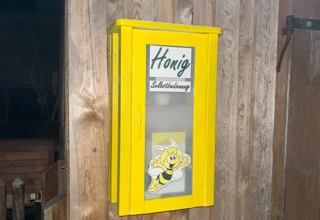 Honigtankstelle Berli-Biene Selbstbedienung in Berching