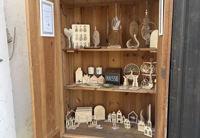 BeeMemories - SB-Schränkchen in Watzendorf, Neuendettelsau Automat, SB-Hofladen oder Verkaufsstand von BeeMemories - SB-Schränkchen in Watzendorf, Neuendettelsau