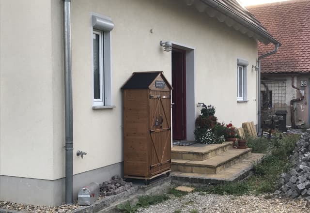 Honigschrank im Pinzberger Lohranger in Pinzberg Automat, SB-Hofladen oder Verkaufsstand von Honigschrank im Pinzberger Lohranger in Pinzberg