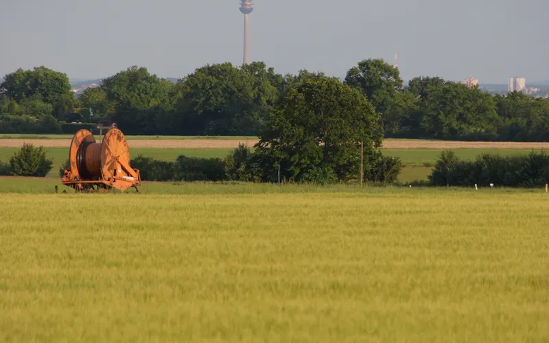 Feld bei Untermichelbach mit Rasensprenger und Nürnberger Fernsehturm