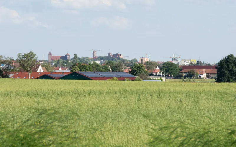 Blick Richtung Nürnberger Burg über Felder des Knoblauchsland