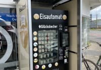 Automat oder Verkaufsstand von Eis im Glück Eisautomat